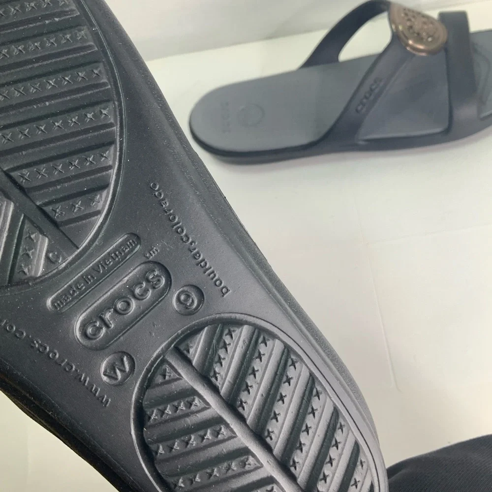 Crocs Sanrah Metal Block Sandals Women's Size 9 Black Grey Wedge Slide - Picture 7 of 7